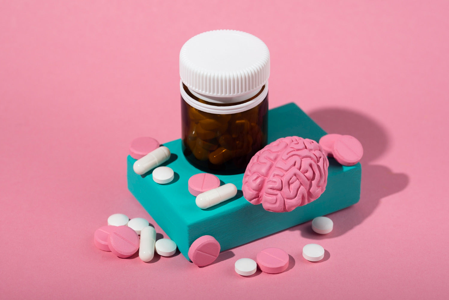 Nootropics i burk och utanför mot rosa bakgrund