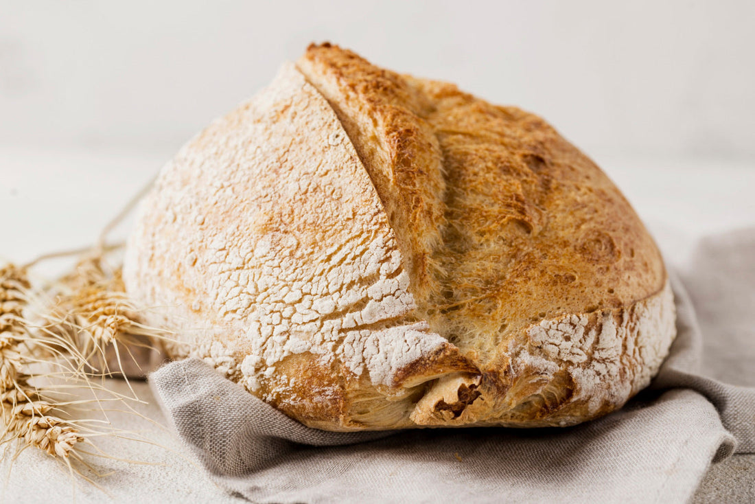 Nyttigt surdegsbröd på bord