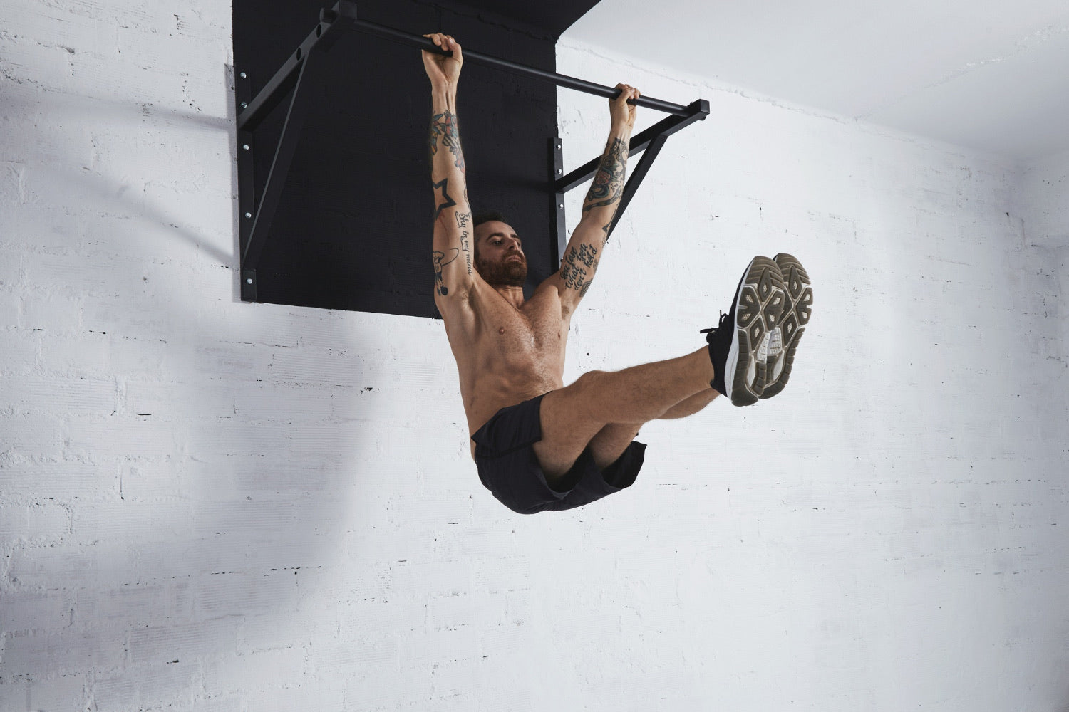 Kille kör gratis calisthenics träningsprogram