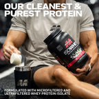MuscleTech Iso Whey proteinpulver i svart burk med röd etikett, hålls i händer
