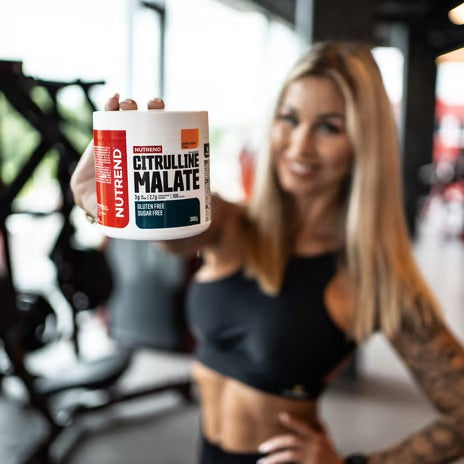 Nutrend citrullinmalat-burk 300 g, burk i handen med etikett