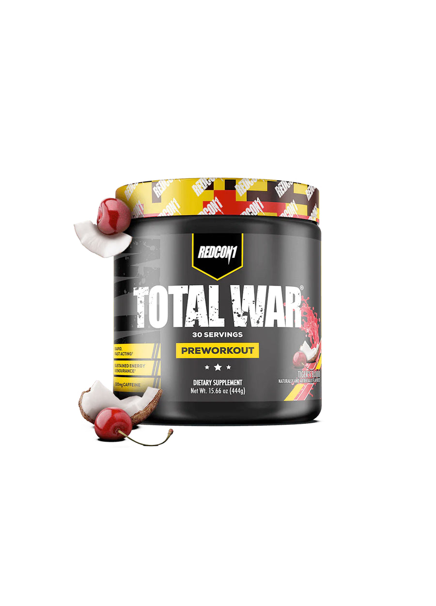 Burk med Redcon1 Total War preworkout, svart burk med röd topp och fruktillustrationer