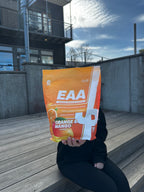 EAA-påse Orange & Mango i hand, förpackningen visar EAA och smak